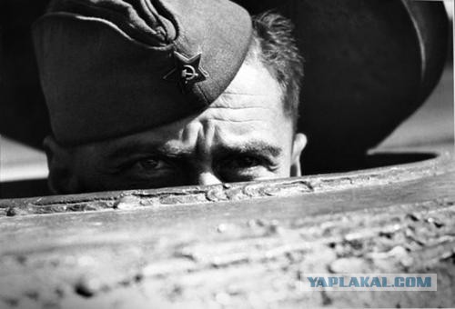 Прикрепленное изображение: Советский наводчик смотрит в люк своего танка во время битвы за Берлин.jpg