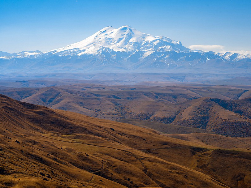 Прикрепленное изображение: Beautiful Caucasian mountain slopes with the snowy mountain top in the background.jpg