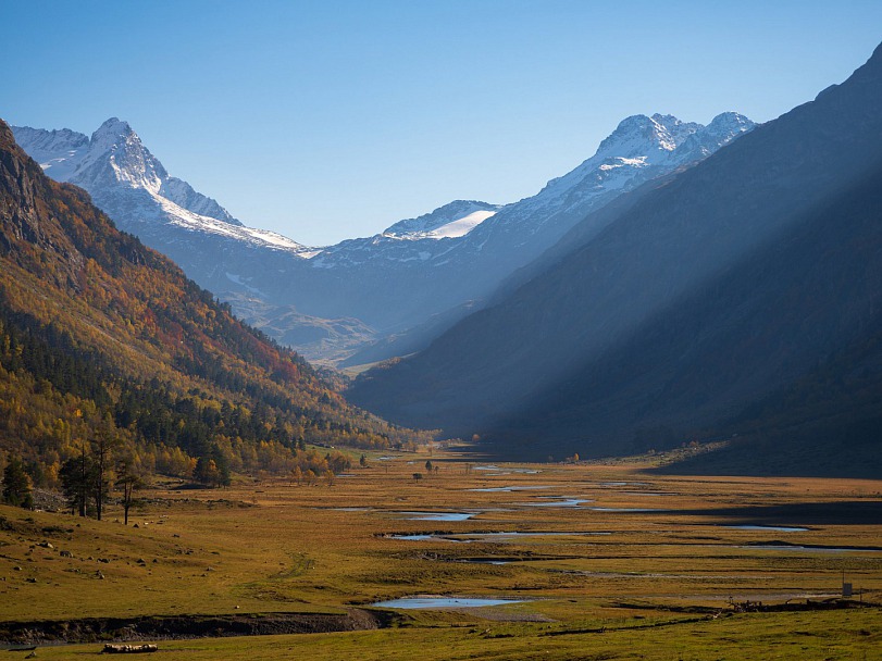 Прикрепленное изображение: A shallow river running through the valley with snowy mountains in the background.jpg