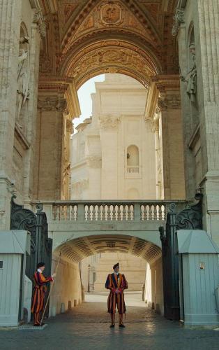 Прикрепленное изображение: Служебный вход в Ватикан.jpg