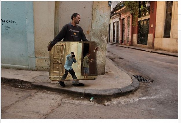 Прикрепленное изображение: 2015-02-02 12_17_53-Steve McCurry on Instagram_ “A self portrait taken as a man carries a mirror dow.jpg