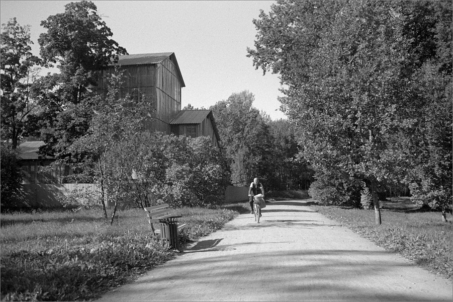 Прикрепленное изображение: knn_YashicaElectro35CC-2_YashinonDX35mm1.8(2024)(25)_Свема КН-2(02.1975, как iso25)__Compard R09 1-50_23C_16минут_2партия(7)_1200.jpg