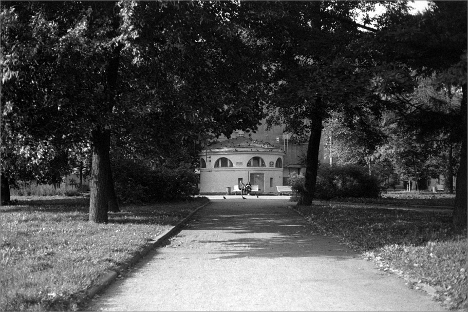 Прикрепленное изображение: knn_YashicaElectro35CC-2_YashinonDX35mm1.8(2024)(22)_(4.0-250,7метров)_Свема КН-2(02.1975, как iso25)_Д-23сток_20С_15минут(3)_1200.jpg