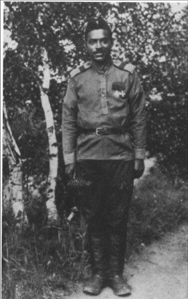 Прикрепленное изображение: Чернокожий боец Российской империи Марсель с двумя наградными крестами. 23 октября 1916 года..jpg