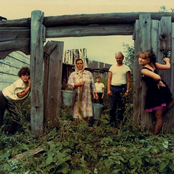 Прикрепленное изображение: Сергей Чиликов. Семья у ворот, Чувашия, г. Алатырь, 1995 год,.jpg