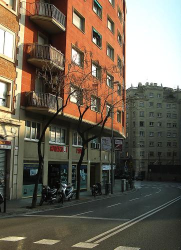Прикрепленное изображение: Улица в Барселоне 3.jpg